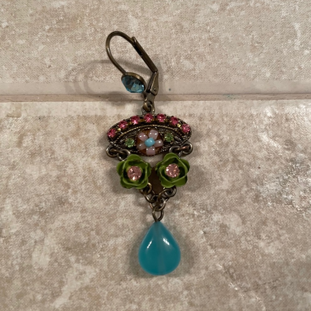 Beautiful Hanging Earrings Roses & Rhinestones - Picture 4 of 5